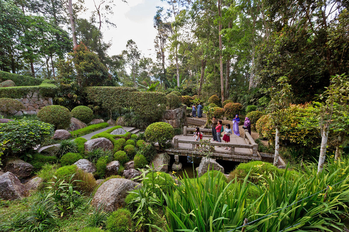 Taman Jepun Bukit Tinggi dengan jambatan batu dan kehijauan