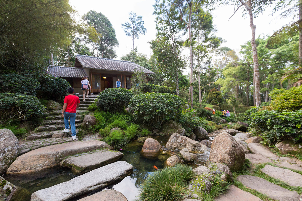 Laluan batu, kolam koi dan rumah tradisional di Japanese Village